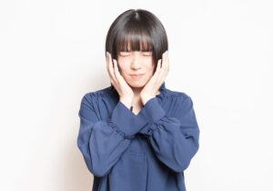 歯が痛い女性