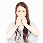 口臭を気にする女性