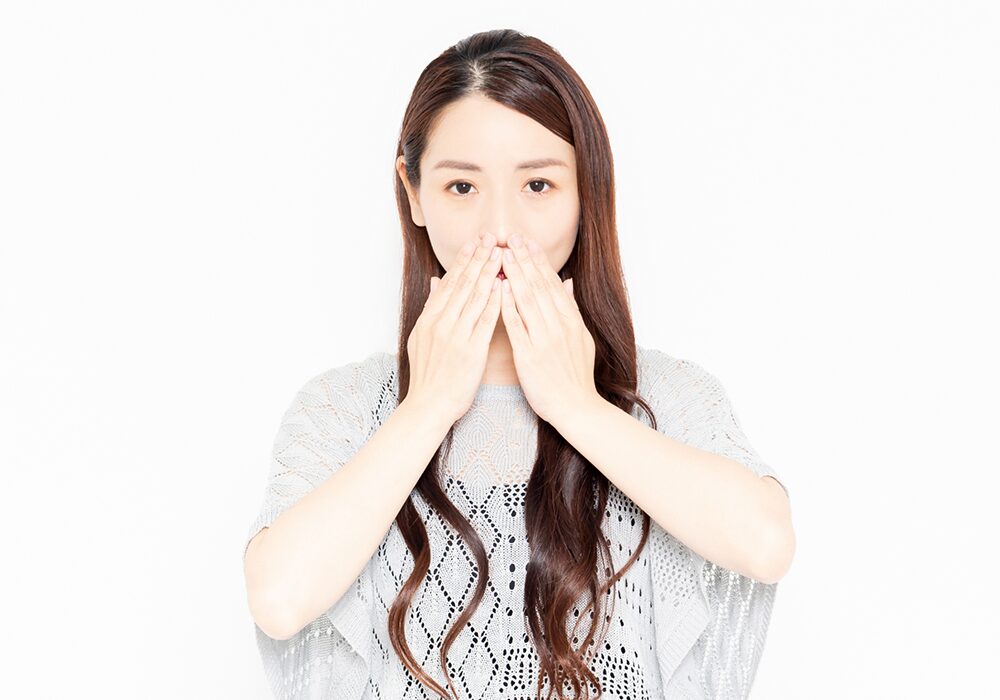 口臭を気にする女性