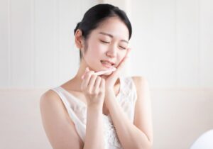 親知らずが痛い女性