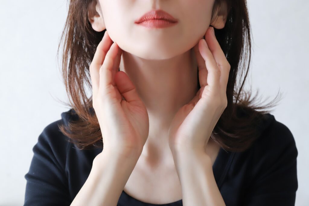 顎を触る女性