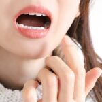 口の渇きが気になる女性