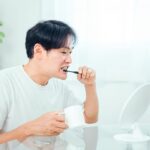 歯をみがく男性