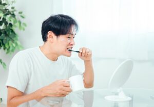歯をみがく男性