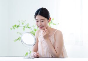 口の中をみる女性