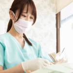治療をする歯科医師