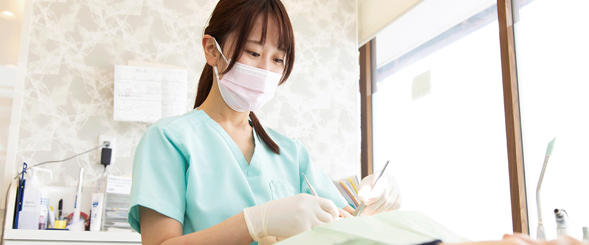 治療をする歯科医師