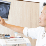 説明している歯科医師