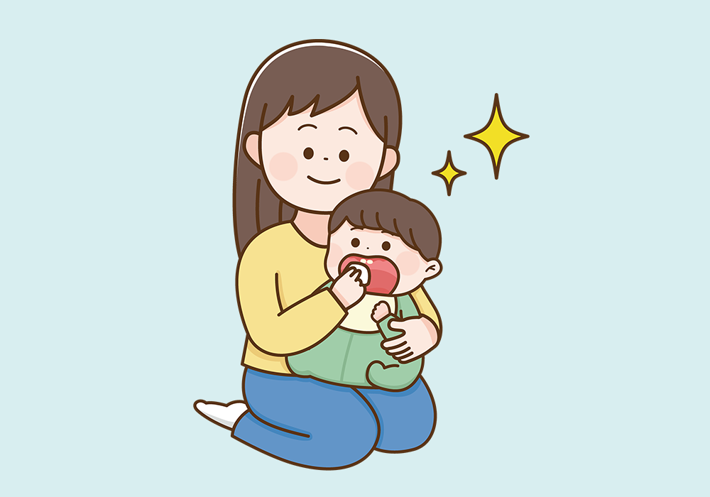赤ちゃんの歯を拭く母親